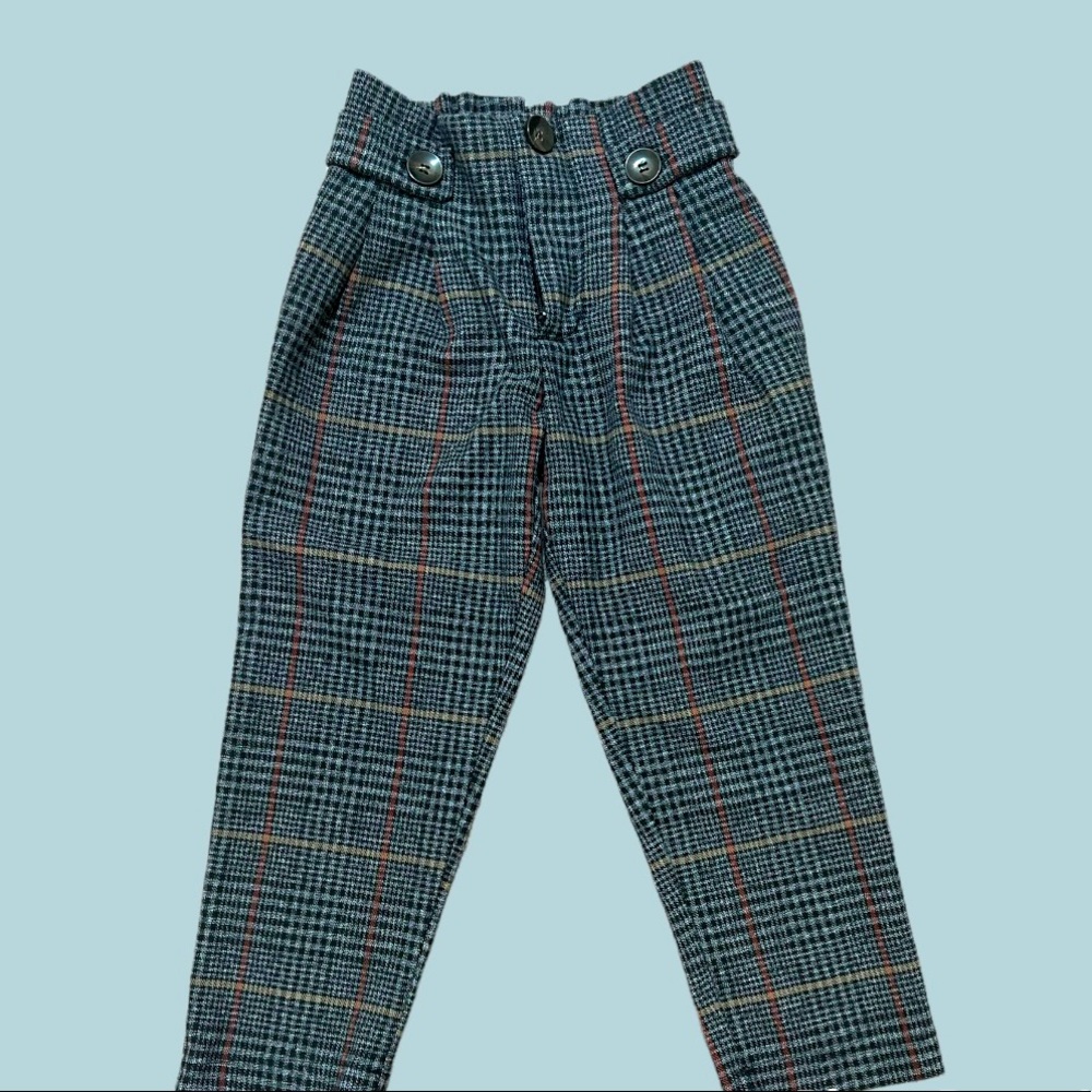 Zara Kids Paper waist band pants, Size 5T  or 110 cm.